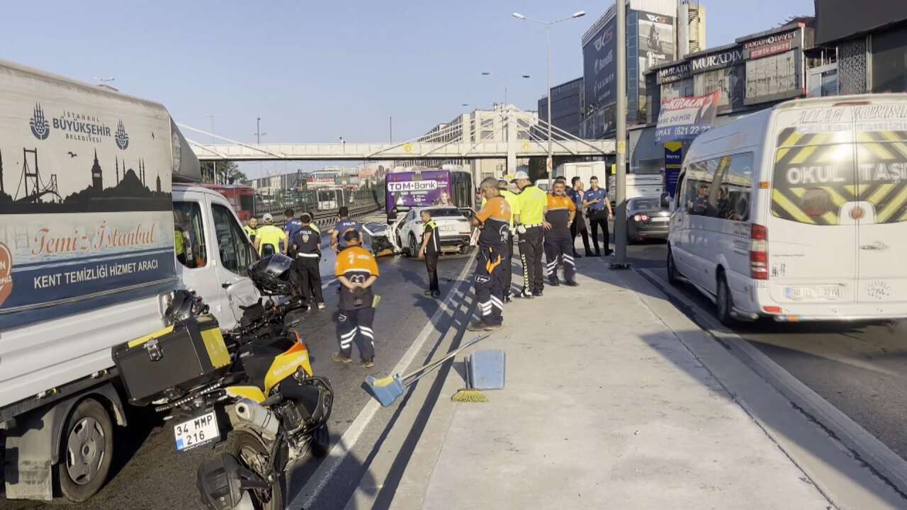 Otomobil, otobüse arkadan çarptı! 3 kişi öldü 3